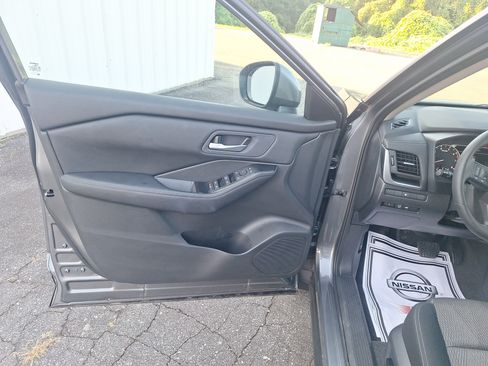 Certified 2026 Nissan Rogue SV FWD image 9