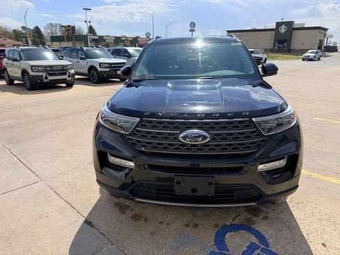 Used 2022 Ford Explorer XLT w/ Equipment Group 202A AWD/4WD image 2