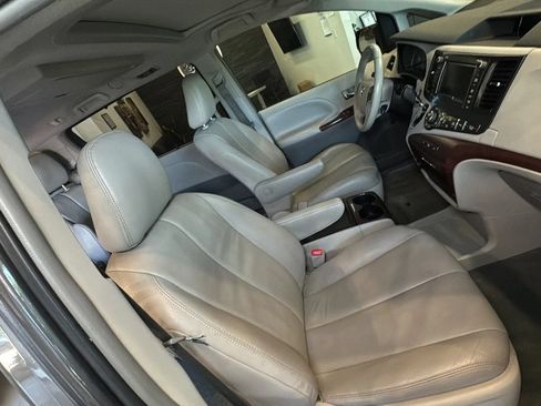 Used 2014 Toyota Sienna XLE w/ XLE Premium Package FWD image 20