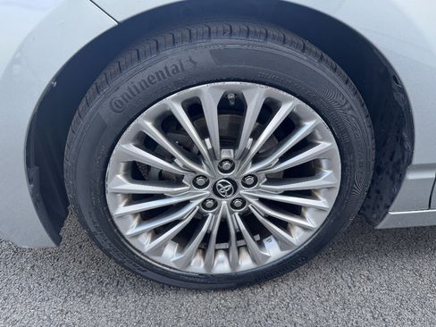 Used 2019 Toyota Avalon Limited FWD image 29