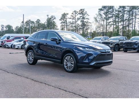 Used 2022 Toyota Venza XLE image 3