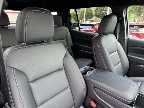 Used 2025 Chevrolet Traverse LT w/ Driver Confidence Package FWD image 10