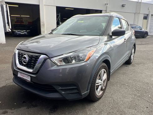 Used 2018 Nissan Kicks S image 2