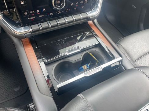 Used 2025 GMC Yukon Denali AWD/4WD image 18