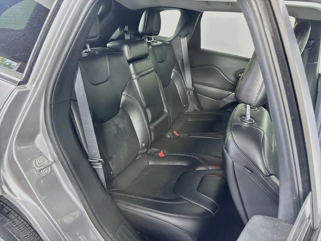 Used 2019 Jeep Cherokee Latitude Plus w/ Cold Weather Group AWD/4WD image 25