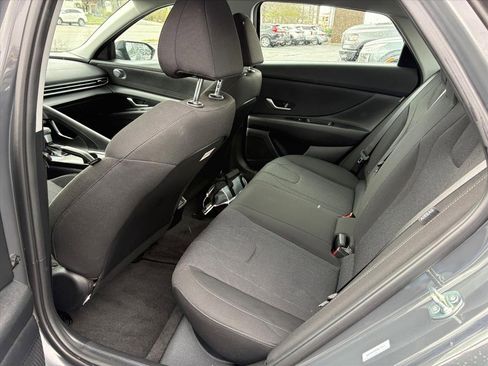 Certified 2025 Hyundai Elantra SE image 17