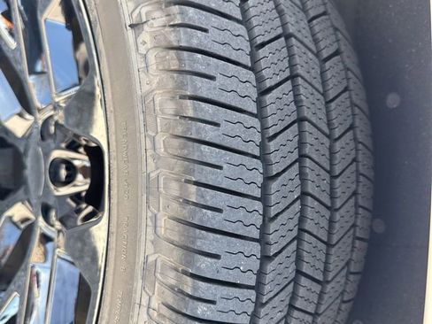 Used 2023 GMC Yukon XL SLT w/ SLT Luxury Package image 8