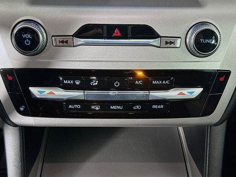 Used 2022 Ford Explorer XLT w/ Equipment Group 202A image 24