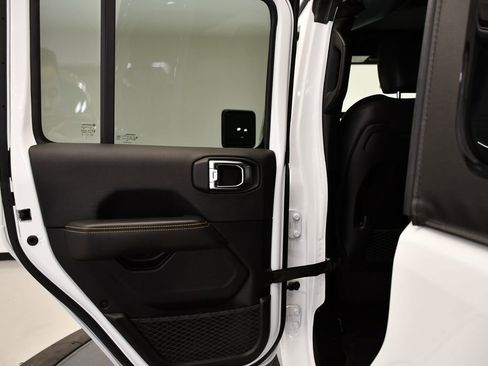 Used 2025 Jeep Wrangler Sahara image 35