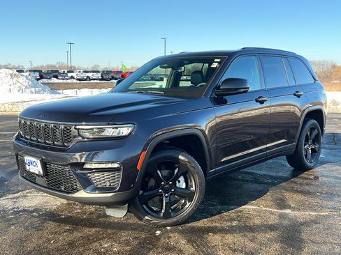 Used 2024 Jeep Grand Cherokee Limited w/ Luxury Tech Group II image 40