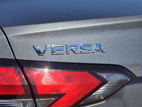 Used 2022 Nissan Versa SV image 34