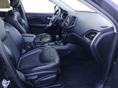 Used 2019 Jeep Cherokee Latitude Plus w/ Comfort/Convenience Group AWD/4WD image 24