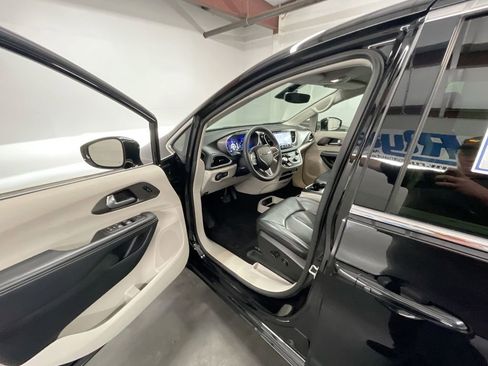 Used 2024 Chrysler Pacifica Touring-L image 10