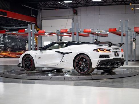 Used 2023 Chevrolet Corvette Z06 w/ Z07 Performance Package RWD image 10