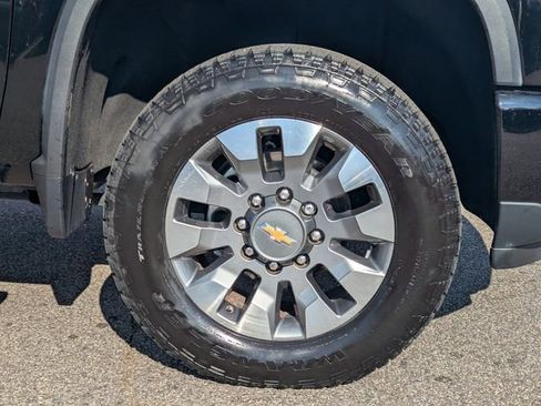 Used 2024 Chevrolet Silverado 2500 Custom w/ Custom Value Package image 11