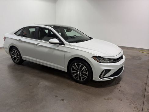 New 2026 Volkswagen Jetta SE image 2