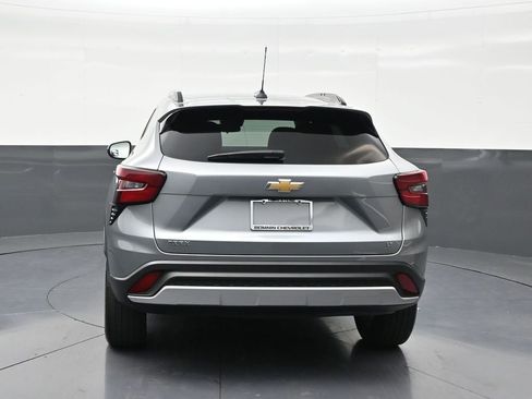 Used 2025 Chevrolet Trax LT FWD image 4
