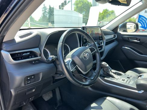 Used 2023 Toyota Highlander XLE AWD/4WD image 24