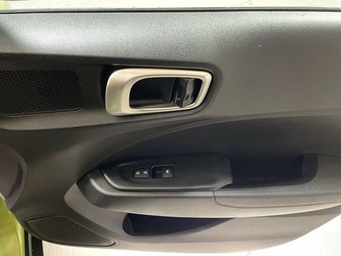 Used 2023 Hyundai Venue SEL image 15