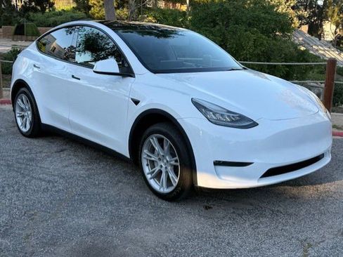 Used 2022 Tesla Model Y Long Range image 1