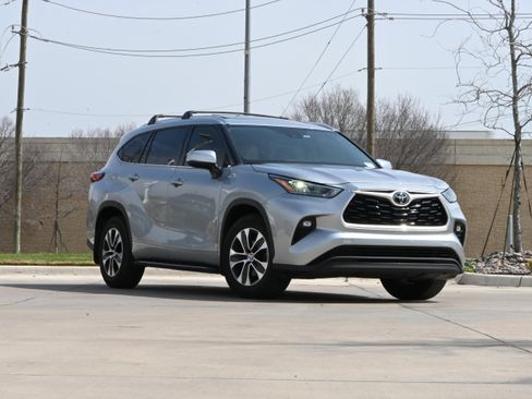 Used 2020 Toyota Highlander XLE image 2