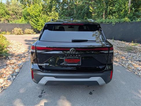 Used 2025 Volkswagen Tiguan SE AWD/4WD image 4