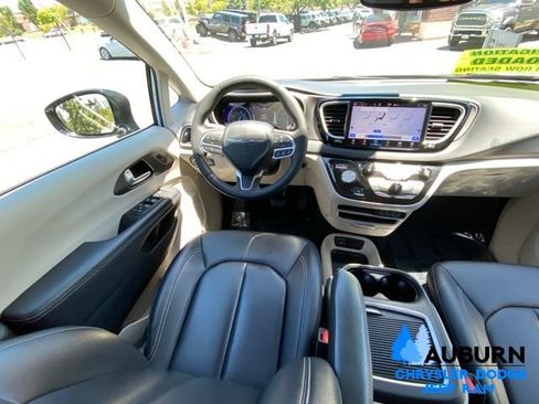 Used 2024 Chrysler Pacifica Touring-L FWD image 31