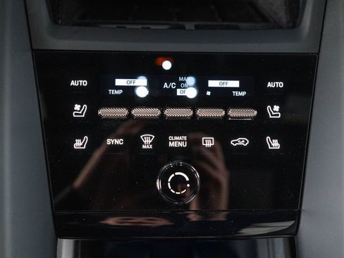 Certified 2025 Porsche Macan 4S Electric AWD/4WD image 25