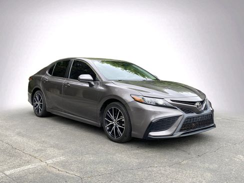 Used 2021 Toyota Camry SE image 2