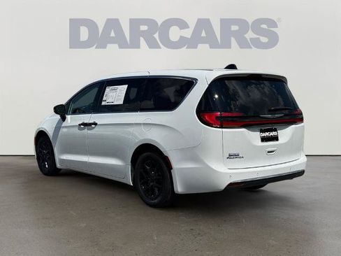 Used 2024 Chrysler Pacifica Touring-L FWD image 4