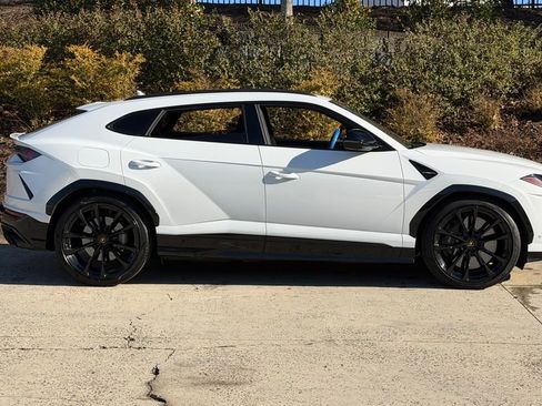 Used 2022 Lamborghini Urus image 2