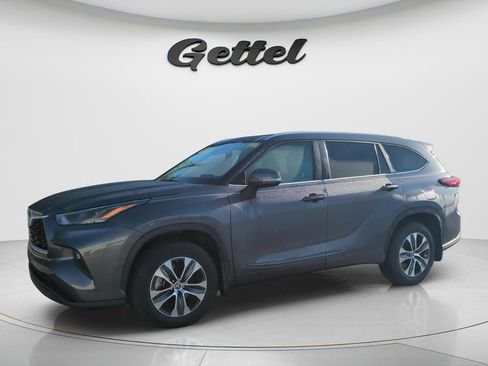 Used 2023 Toyota Highlander XLE image 2