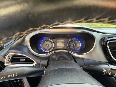 Used 2020 Chrysler Pacifica Touring w/ S Appearance Package FWD image 52