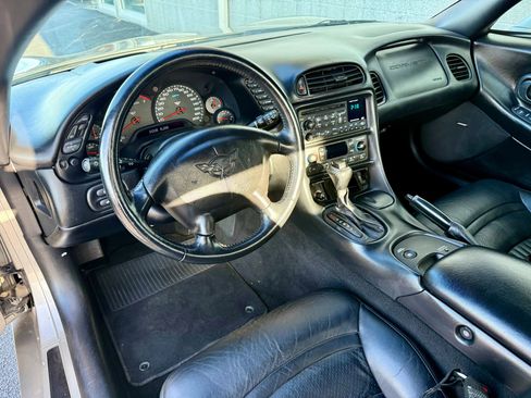 Used 2001 Chevrolet Corvette Convertible w/ Preferred Equipment Group2 image 26