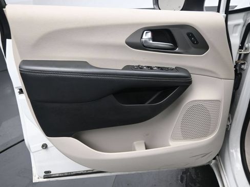 Used 2023 Chrysler Pacifica Touring-L FWD image 22