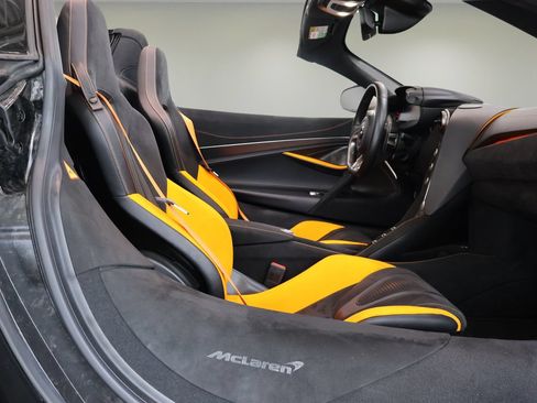 Used 2025 McLaren 750S Spider RWD image 17