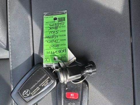 Used 2020 Toyota Highlander XLE image 21