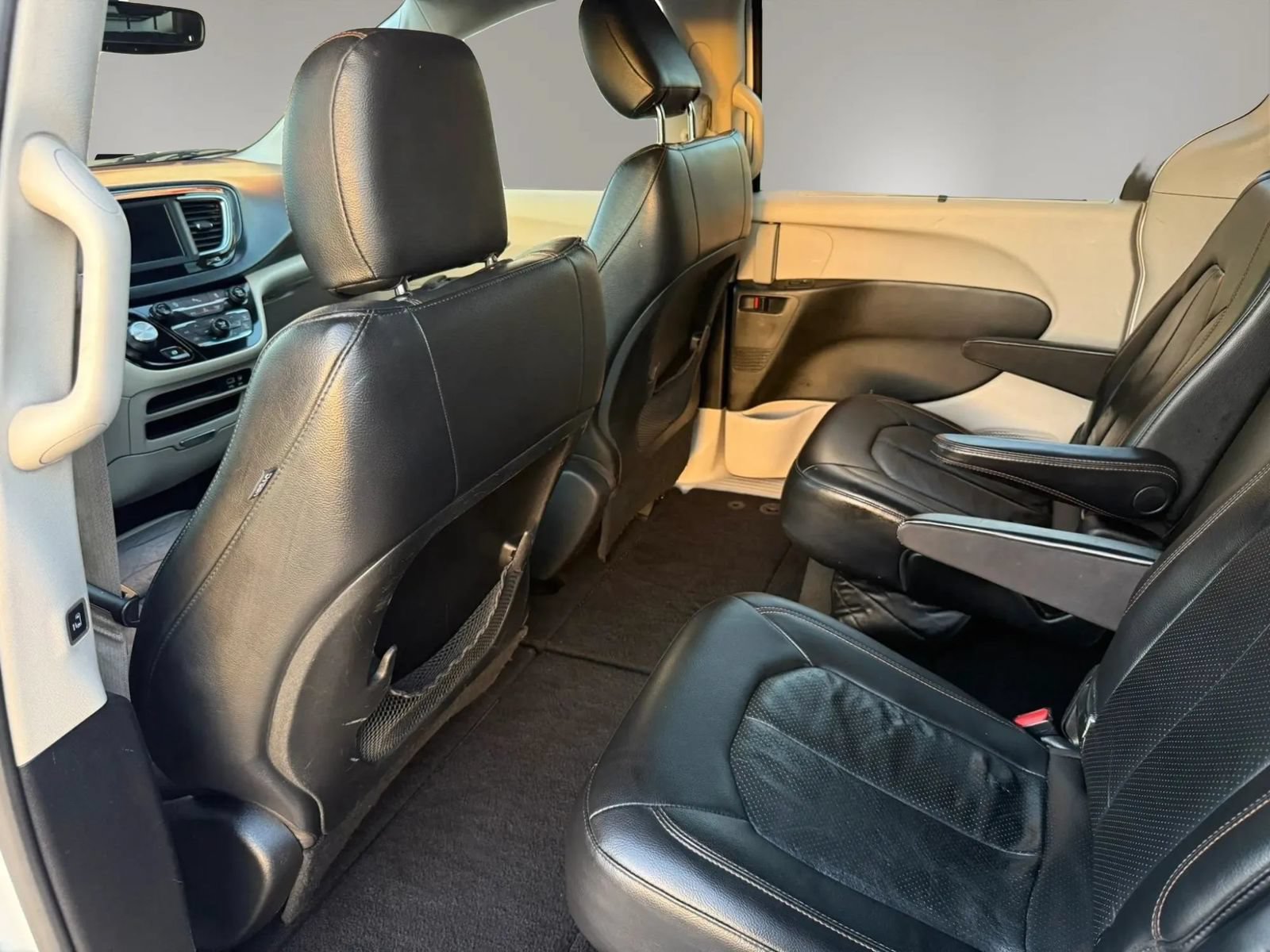 Used 2020 Chrysler Pacifica Touring-L FWD image 18