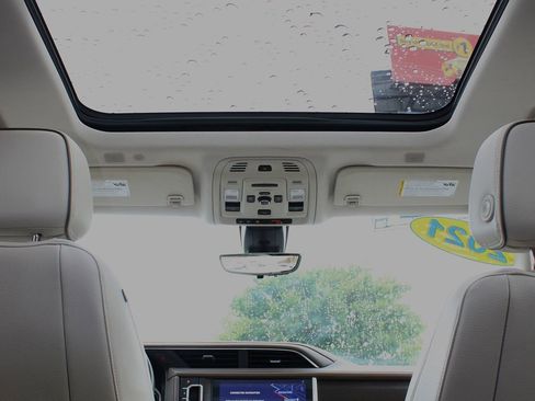 Used 2021 GMC Yukon Denali w/ Denali Premium Package image 22