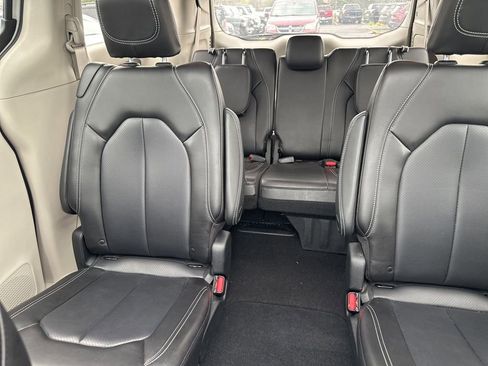 Used 2023 Chrysler Pacifica Touring-L image 12