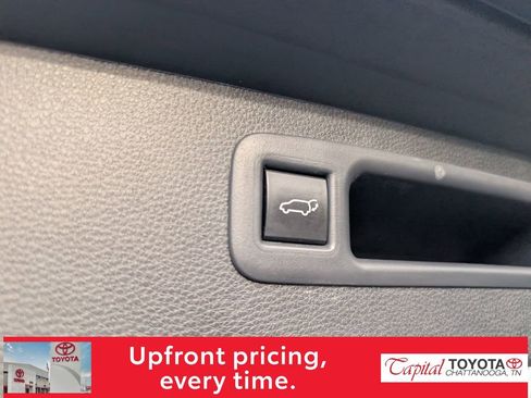 Used 2023 Toyota Highlander XLE image 11