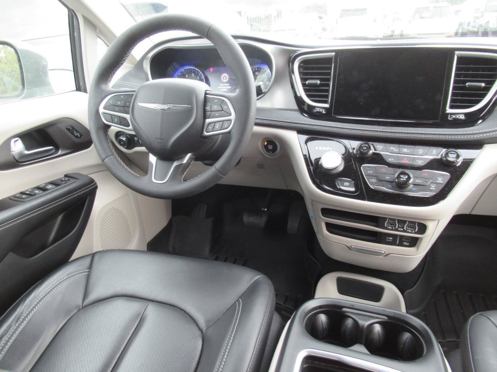 Used 2022 Chrysler Pacifica Touring-L AWD/4WD image 11