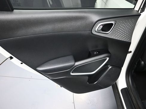 Used 2023 Kia Soul LX w/ LX Technology Package FWD image 26