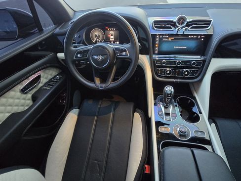 Used 2022 Bentley Bentayga image 42