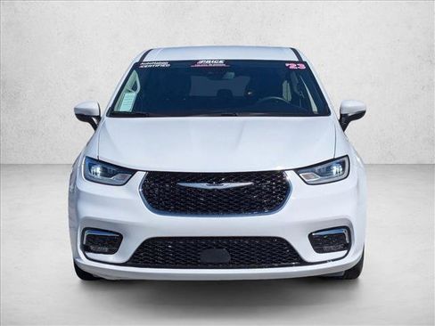 Used 2023 Chrysler Pacifica Touring-L image 2