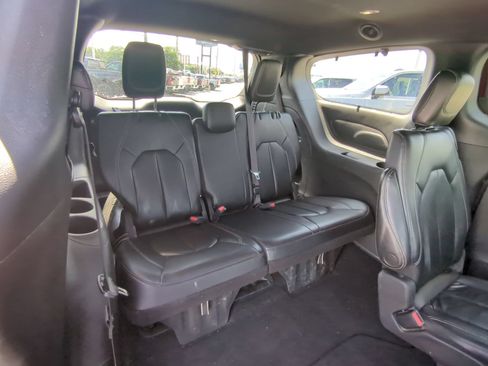 Used 2022 Chrysler Pacifica Touring-L w/ S Appearance Package FWD image 9