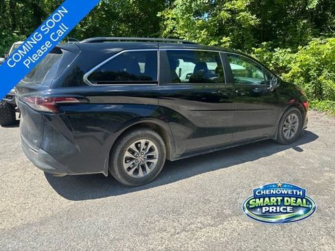 Used 2025 Toyota Sienna LE w/ LE Plus Package AWD/4WD image 3