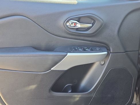 Used 2018 Jeep Cherokee Latitude Plus image 16