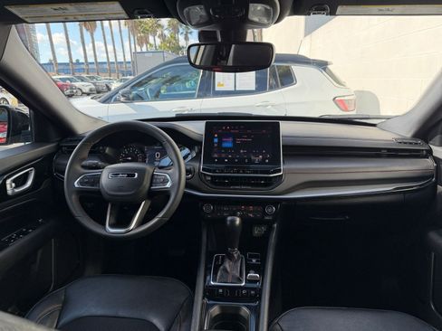Used 2025 Jeep Compass Trailhawk AWD/4WD image 32