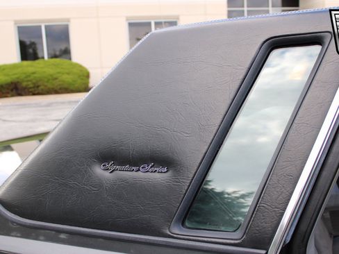 Used 1986 Lincoln Town Car image 23